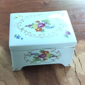 VTG Porcelain Victorian Curio Trinket Jewelry Box Floral Hand Painted Gold Trim